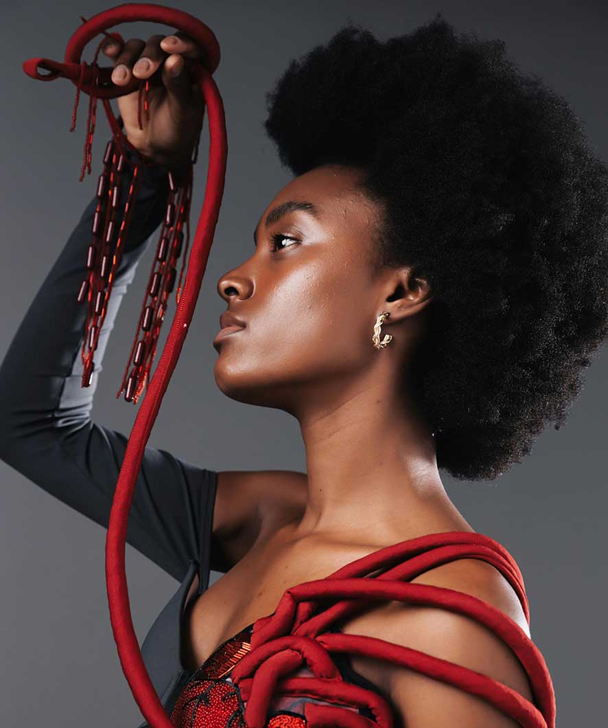 Woman with afro and rope showing how to detangle naturall hair